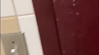 Amatrice chie dans une capote en WC public, ScatKings.com Scat Porn 1 ScatKings.com Scat Porn