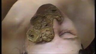 Fazendo cocô no rosto de mulher gorda, ScatKings.com Scat Porn 15 ScatKings.com Scat Porn